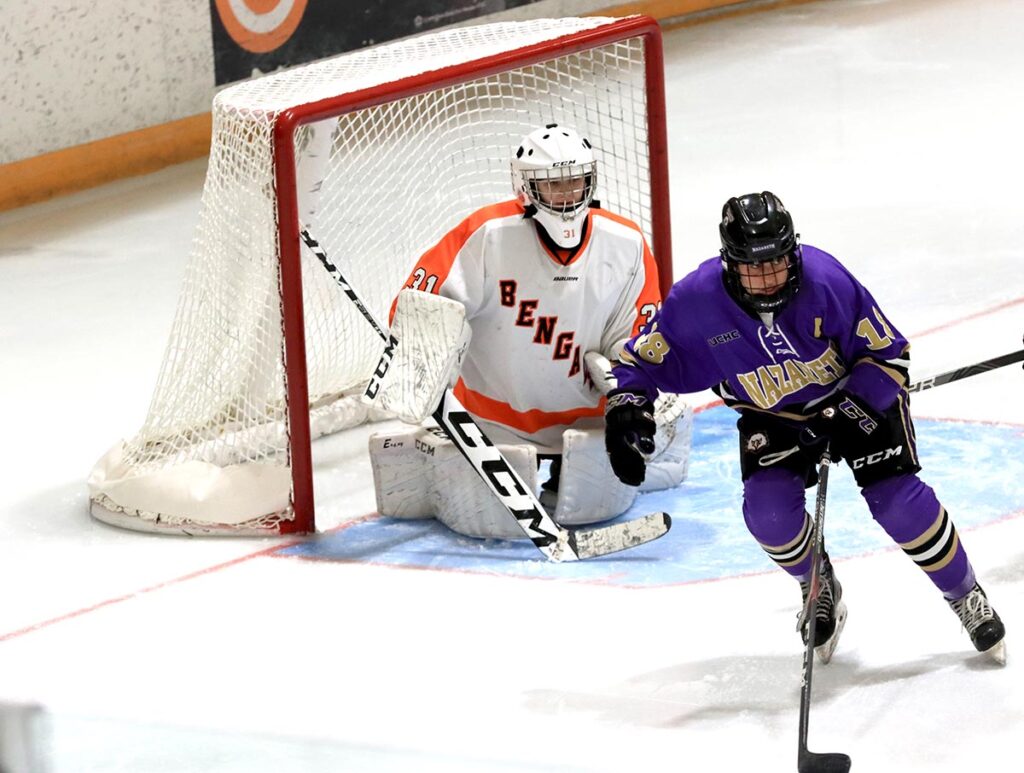 Small name, big game: women's ice hockey goalie guides Syracuse