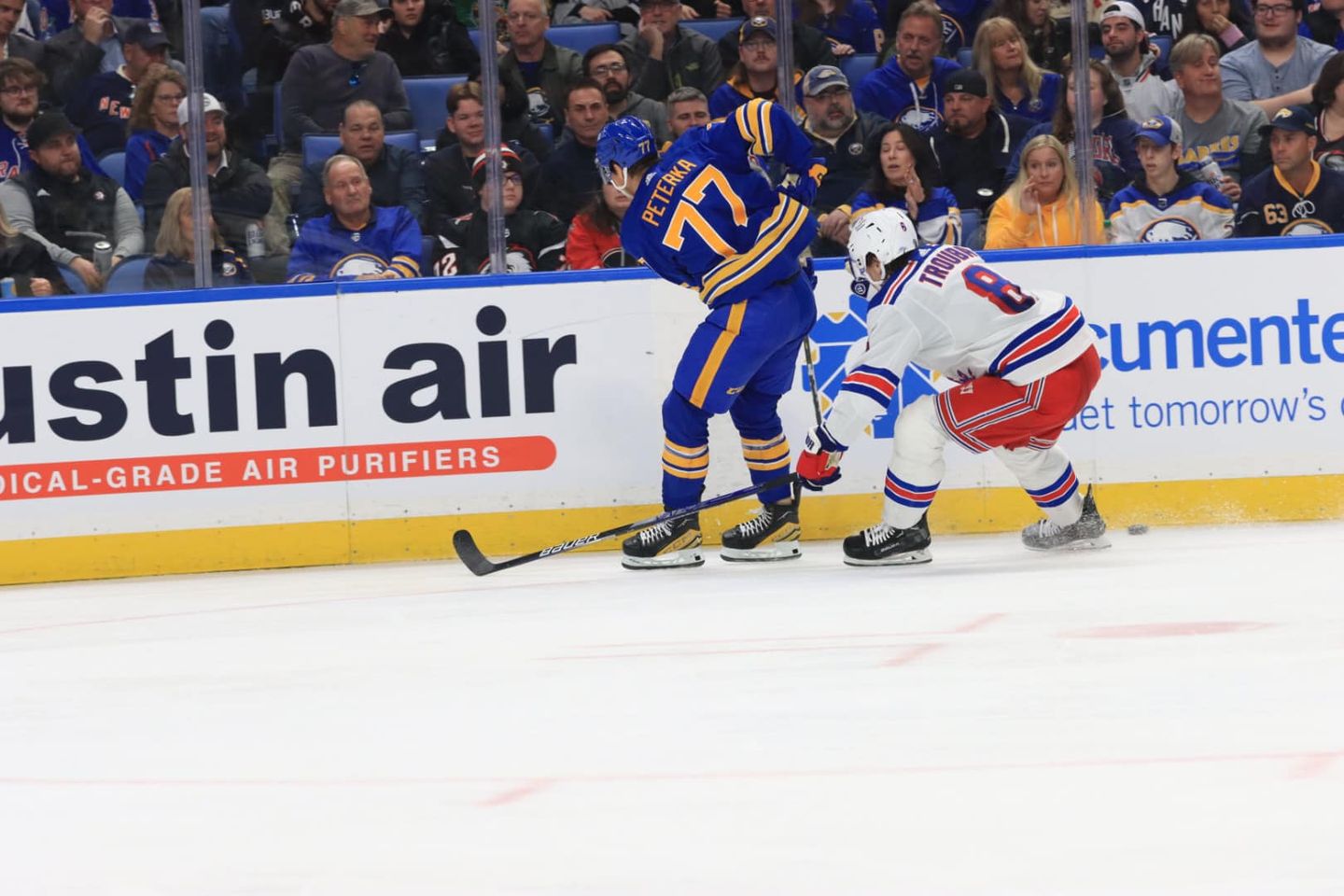 Kreider scores twice in Rangers' season-opening 5-1 win over